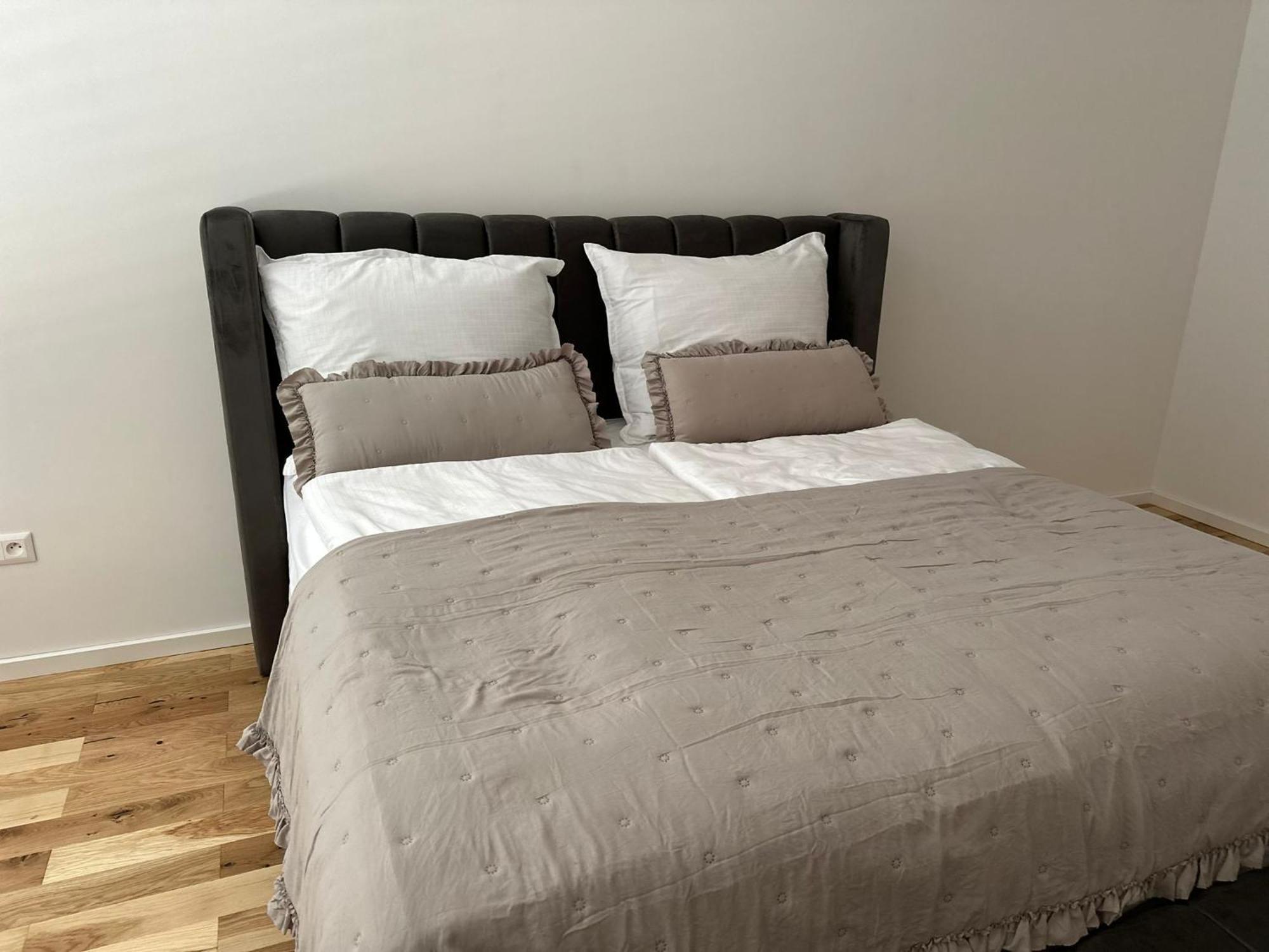Luxury Apartment - Astro Dunajská Streda Esterno foto